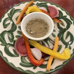 CIVIDALE - 〈先付1〉神奈川県産 いろいろ野菜のバーニャカウダ、ソースが絶品すぎる、野菜につけたあとはフォカッチャに全部染み込ませて一滴も残らないように食べた。