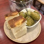 CIVIDALE - 〈先付2〉青海苔のゼッポリーニと自家製フォカッチャ、ゼッポリーニはそれだけでお腹いっぱいになるのが多いがこれは軽くて前菜に最適