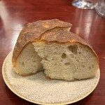 CIVIDALE - 焼き立ての自家製フォカッチャはふんわりで香りもよくてホントに美味しかった。食べ終わるとおかわりを出してくれる。お料理のソースが美味しいのでフォカッチャの消費も早い。