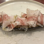 CIVIDALE - 〈前菜2〉三浦長ナスのソテー24ヶ月パルミジャーノがけ、グアンチャーレ(豚ホホ肉の生ハム)のせ、これ以上ワインに合うアテがあろうか、いやない。