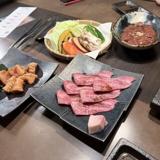 炭火焼肉 泉味亭_0