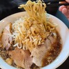 今を楽しめ - ノーマルのラーメン《麺150g、大蒜無》(税込1,200円)
トッピングは極太な叉焼3個、茹で蘖、豚背脂
スープは煮干し醤油ぽいが塩味が強く、殆んど醤油ダレ？
麺は細い饂飩のような極太な縮れ麺