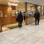 小麦市場ピーターパン - レジ待ちの長い列が店の外に伸びていることもしばしば