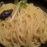 七琉門 - 麺　アップ（トッピングは黒ナルトとカイワレ大根）