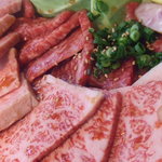 幸庵　広陵店 - 極上焼肉セット（2人前）　のお肉　アップ