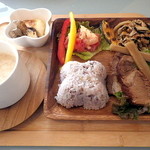 バロンドールカフェ - もち豚のトロトロ煮と根菜の美健ランチ（900円）
