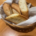 地中海酒場ココチーノ - お代わり自由のバゲット