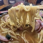 横浜ラーメン とんこつ家  - 麺もスープによく合う