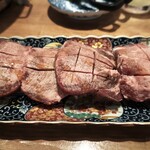 焼肉ホルモンたけ田 新宿店 - 厚切りマンゴーカット牛タン