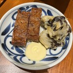 うどん棒 - ブラックペッパー？が練り込まれてるぽい、何ちゃらスパイシーとキクラゲ天ぷら。やまぢ蒲鉾さんの二種盛り。