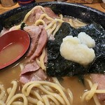 横浜ラーメン とんこつ家  - スープが上振れの旨さなのでニンニクはいらないくらい
