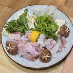 まさ竜 - 河豚の身に、河豚の皮。せり、春菊、白菜、椎茸、えのき、豆腐、葱と野菜もたっぷり。