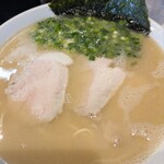 久留米ラーメン 麺や たにがわ - お肉３枚がスープのお風呂に浸かってる^⁠_⁠^