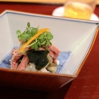 しゅん逢 紗々木 - 先付け：牛みすじ肉のあぶりとカニ・蕪の和え物　　牛さんとカニさんってこんなに仲良しでしたか＠＠