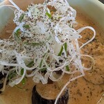 瑞生庵 - 降り掛かっているのはバジル　茄子も入ってる