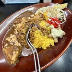 カレーは飲み物。 - 黒カレ中盛り990円、無料トッピングは、福神漬け、フライドガーリック、豆サラダ。