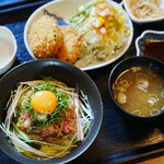 AKARI DINING - マグロのユッケ丼と揚げ物定食 (￥1,350)