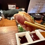 炭火焼鳥 千鳥足 - 軍鶏のモモタタキ♡は、
      ポン酢と柚子胡椒♡で♡