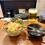 炭火焼鳥 千鳥足 - 千鳥足サラダ♡
      揚げた春巻の皮のパリッとした食感♡が
      良いアクセントになっている♡、
      おいしいサラダ♡