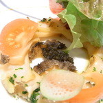 ジャマン - ･･･ドーナツ状に並べた薄切り鮑の上にズイキ？・トマトなどのお野菜が☆♪