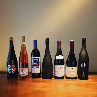 厳選ワインと希少日本酒の特別セレクションが料理を引き立てる