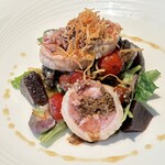 キャトル・フイユ - 料理写真:・鴨のバロティーヌ（腿肉のフェンネル風味のロール）ビーツを添えて