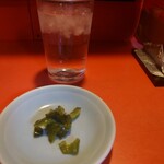 珉亭 - お冷と本日の漬物