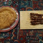  シルクロードウイグル料理アリババ - 左：ナン３８０円　右：羊肉小串６８０円