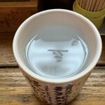 大衆串揚酒場 足立屋 - 残波(黒) お湯割り (200円) 看板の"立"が逆さに映り、何だか乙だね