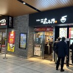焼肉ライク - 改札近いが見逃しがちな場所、隣りは麺屋