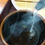 勢庵 - そば湯。すぐに出てくるので、注ぐと最初は透明。