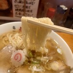 麺処 暁商店 宇都宮店 - 麺は平打ちちぢれ麺　モチモチ感が良いです⭕️