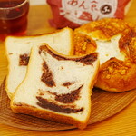 Heart Bread ANTIQUE - 料理写真:あん食パン (￥600)、とろりチーズフランス (￥650)