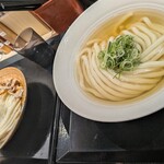 餅麺UDON 品川港南口店 - ぶっかけは…麺が露わに、盛付けがセクシー！？