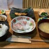やま屋 - やま屋ランチの内容は、焼き魚（小）／お刺身（小）／小鉢／ご飯／味噌汁／漬物。
