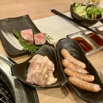 黒毛和牛焼肉 肉處 きっしゃん - 豚トロとウインナー、奥は厚切り牛タン
