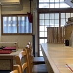 やま屋 - 店内はこぢんまりとしていますが、窮屈さは感じず、居心地の良い空間です。