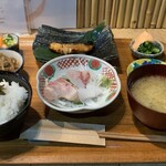 やま屋 - やま屋ランチの内容は、焼き魚（小）／お刺身（小）／小鉢／ご飯／味噌汁／漬物。