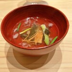 すしのいずみ - お出し
      伊豆のあかやがら
      ヒラメの皮
      庄内タマネギ