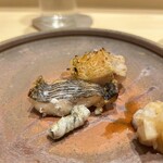 すしのいずみ - 焼き物
      ・スミヤキ
      ・赤甘鯛の松笠焼き
      ・サヨリを炙ったもの