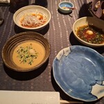 瀬里奈 - 小さなお皿と、おろしにんにくを入れたポン酢、ゴマだれ、ピリ辛だれです。