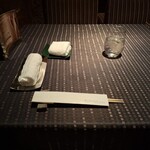 瀬里奈 - おしぼりとお箸、お冷です。