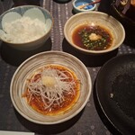 瀬里奈 - 魚沼産コシヒカリご飯と、おろしにんにくを入れた追加のポン酢、ピリ辛だれです。