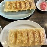 Nogata Gyoza Honten - 手前がチーズ餃子、奥が紫蘇餃子