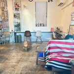 タカマツ ベース カフェ - どの席に座っても楽しめそうな店内