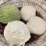 豆とくるみ - 小豆は粒感がしっかりありながら甘さは控えめで、とても優しい味わいです。小豆とアイスの相性も良く、最後まで飽きずに美味しくいただけました。