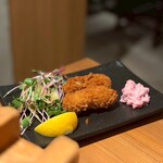 黒十 - 大粒カキフライ。ザクっとした衣に、揚げてもクリーミーなカキが包まれてる。