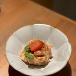 黒十 横浜モアーズ店 - 里芋の炙り明太子のポテサラ。里芋のホクっと、枝豆のプリッと、明太子のツブツブ感。食感が渋滞してます。