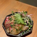 黒十 - お刺身ブリの胡麻和え。身が厚くて、見た目以上に食べごたえがすごい…！