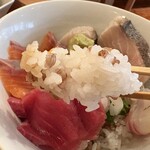 博多炉端 魚男 - 海鮮丼〜もち麦入りご飯〜